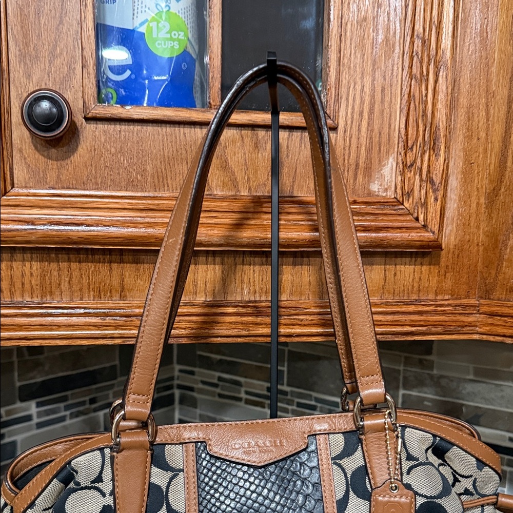 SOLDDDDDDDD Coach Canvas Shoulder Bag in Tan, Black and Cream - Picture 2 of 8